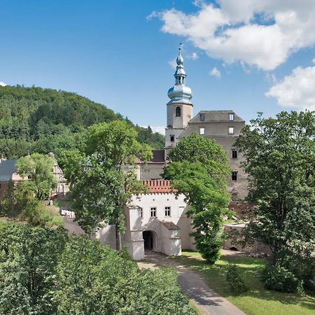 Zamek Sarny - Schloss Scharfeneck كوادسكوم المظهر الخارجي الصورة