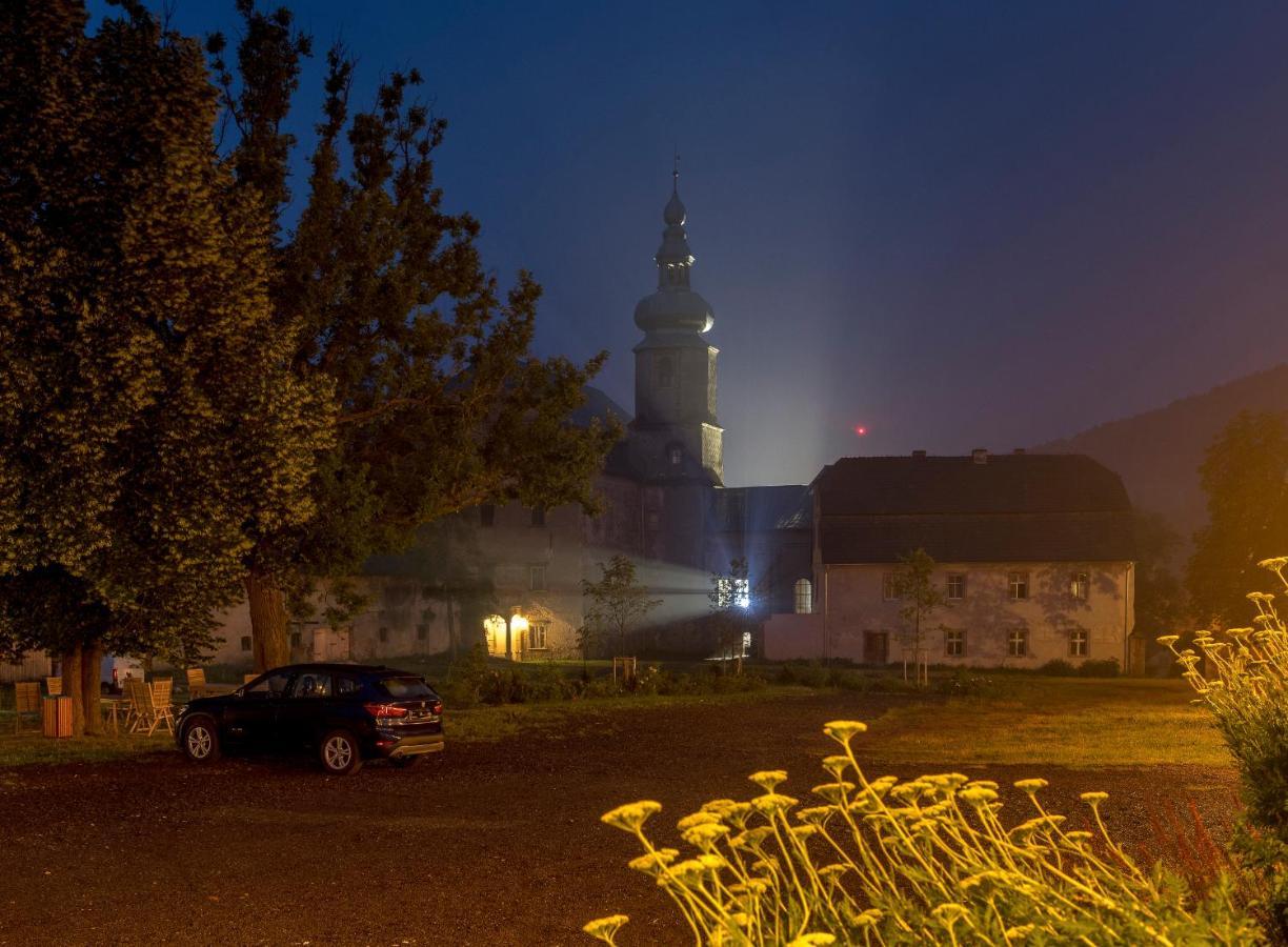 Zamek Sarny - Schloss Scharfeneck كوادسكوم المظهر الخارجي الصورة