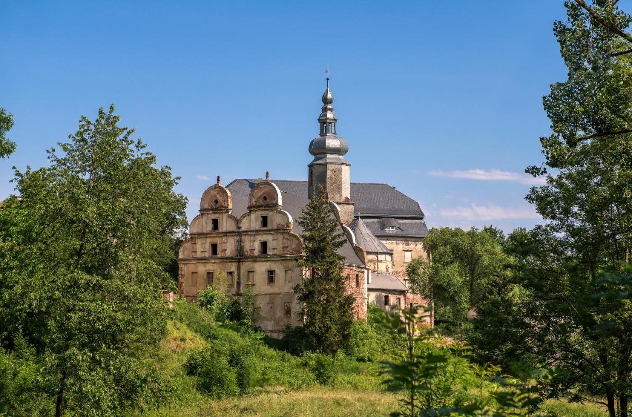 Zamek Sarny - Schloss Scharfeneck كوادسكوم المظهر الخارجي الصورة