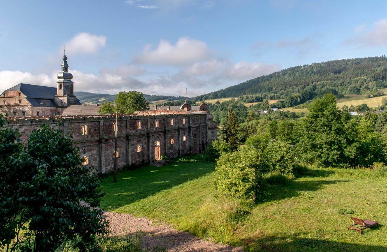 Zamek Sarny - Schloss Scharfeneck كوادسكوم المظهر الخارجي الصورة