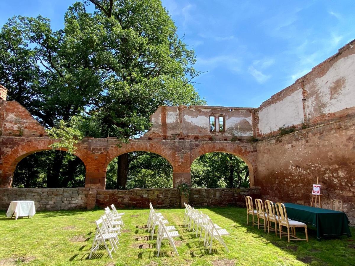 Zamek Sarny - Schloss Scharfeneck كوادسكوم المظهر الخارجي الصورة