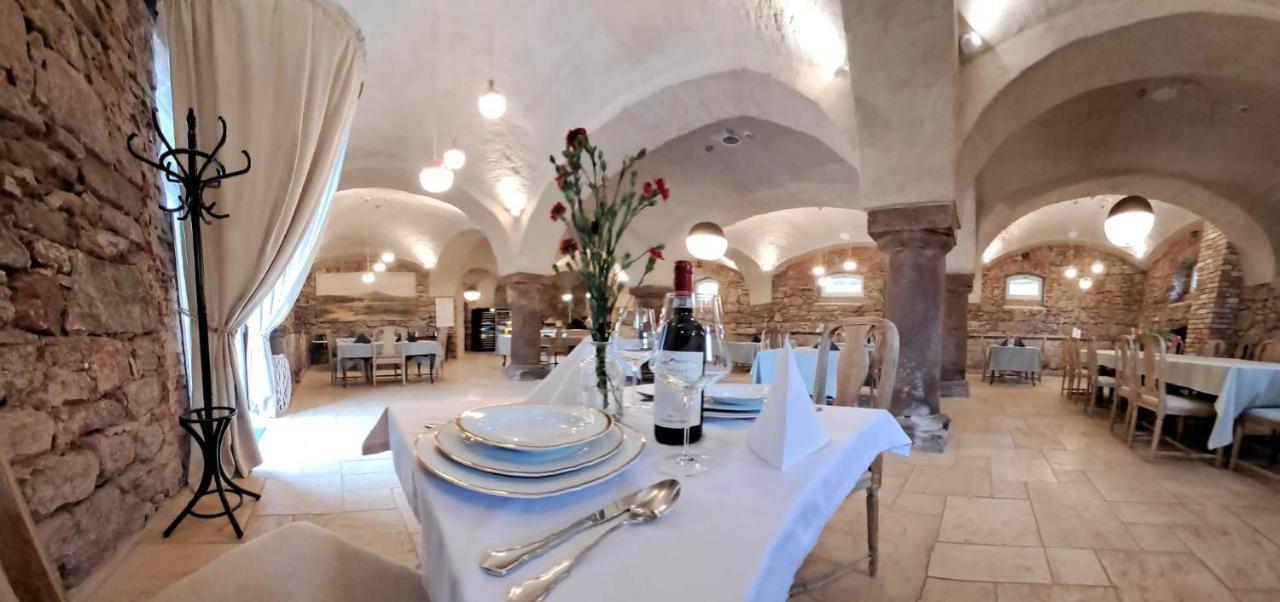 Zamek Sarny - Schloss Scharfeneck كوادسكوم المظهر الخارجي الصورة